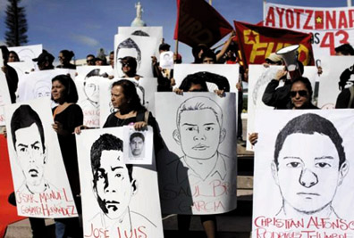 Demonstrators marched on the Mexican embassy in San Salvador, displaying the images of 43 student teachers from Ayotzinapa. The forced disappearances are a massive crime by the Mexican police that has sparked an international outcry.