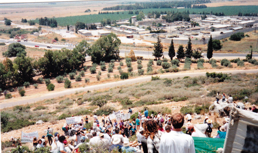 Members ot the Walk for a Peaceful Future demonstrate on June 6, 1992, on Mount Carmel, above Atlit Military Prison in support of Israeli soldiers imprisoned for refusing to serve in the Occupied Territories. Photo credit: Anna L. Snowdon